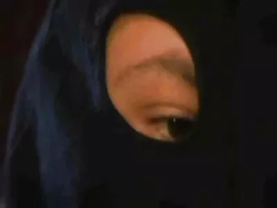 ਈਵਾ ਲੋਵੀਆ ਸਾਰੇ ਸੋਫੇ ਉੱਤੇ ਸਹਿ ਜਾਂਦੀ ਹੈ