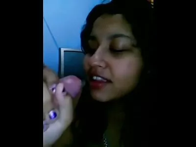 ਪਿਆਰੀ ਮਾਂ ਆਪਣੇ ਪੁੱਤਰ ਦੇ ਦੋਸਤ ਨੂੰ ਪਸੰਦ ਕਰਦੀ ਹੈ
