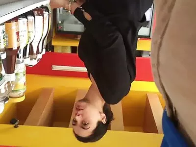 ਪਿਆਰੀ ਕੁੜੀ ਨੇ ਆਪਣੀ ਹਜਾਮਤ ਕੀਤੀ ਚੂਤ ਨੂੰ ਚੱਟਿਆ